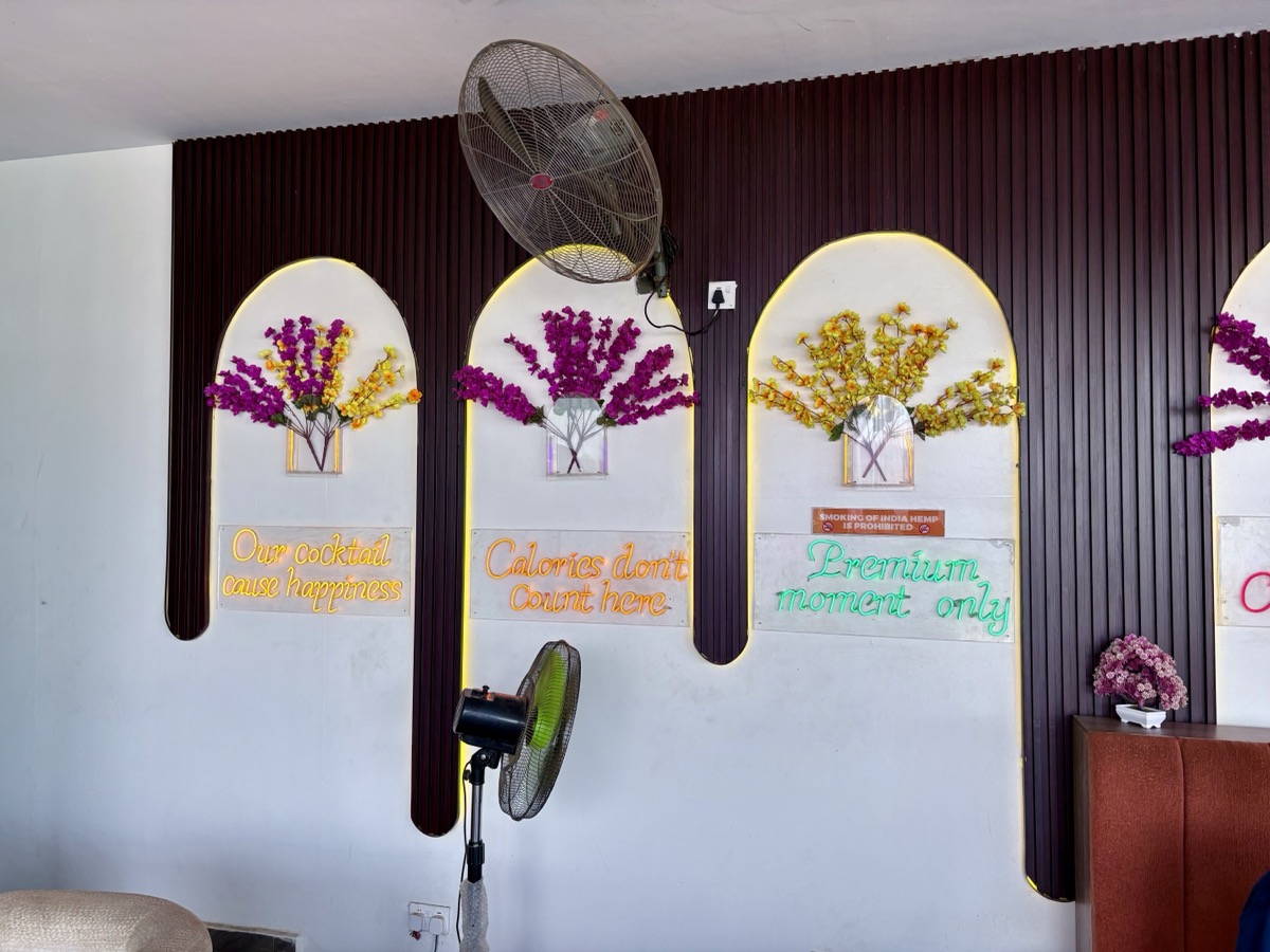 Beeshop's Place dining